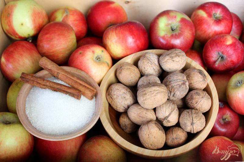 Фото приготовление рецепта: Яблочное повидло с корицей и грецким орехом шаг №1