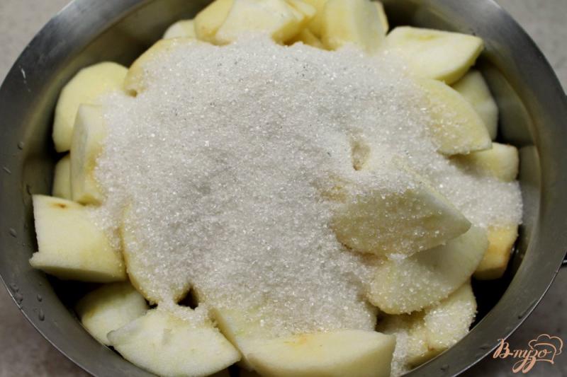 Фото приготовление рецепта: Яблочное повидло с корицей и грецким орехом шаг №3