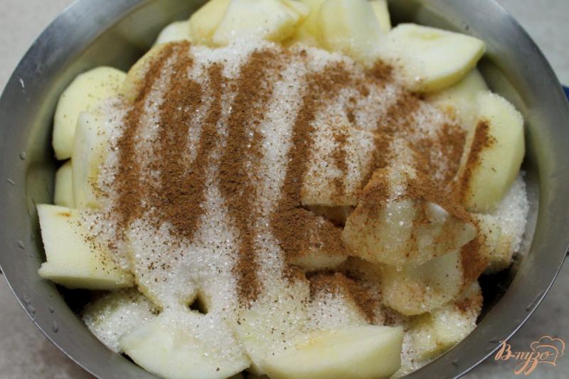 Фото приготовление рецепта: Яблочное повидло с корицей и грецким орехом шаг №4