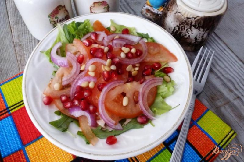 Фото приготовление рецепта: Салат из помидоров с орехами и гранатом шаг №6