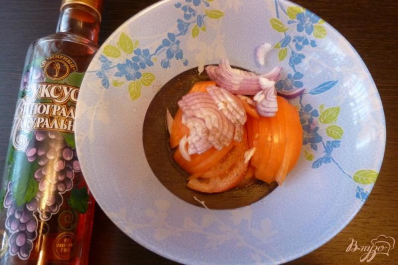 Фото приготовление рецепта: Салат из помидоров с орехами и гранатом шаг №2