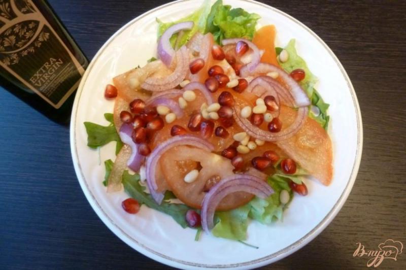 Фото приготовление рецепта: Салат из помидоров с орехами и гранатом шаг №5