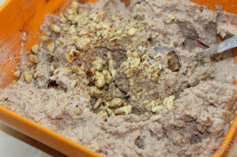 Фото приготовление рецепта: Шоколадный чизкейк с грецкими орехами шаг №8