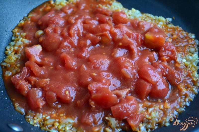 Фото приготовление рецепта: Яичница в томатном соусе шаг №3