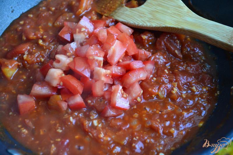 Фото приготовление рецепта: Яичница в томатном соусе шаг №5