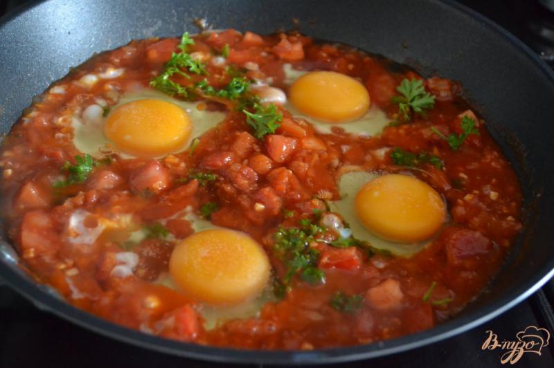 Фото приготовление рецепта: Яичница в томатном соусе шаг №6