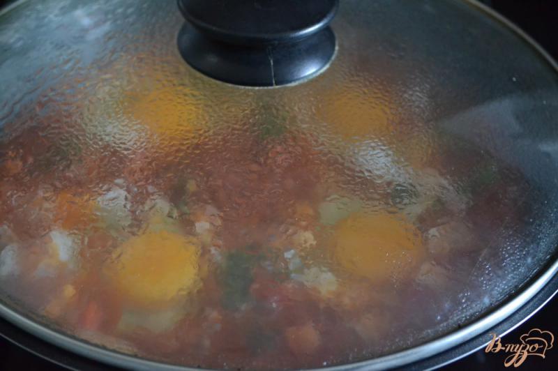 Фото приготовление рецепта: Яичница в томатном соусе шаг №7