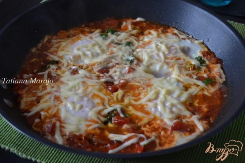 Фото приготовление рецепта: Яичница в томатном соусе шаг №9