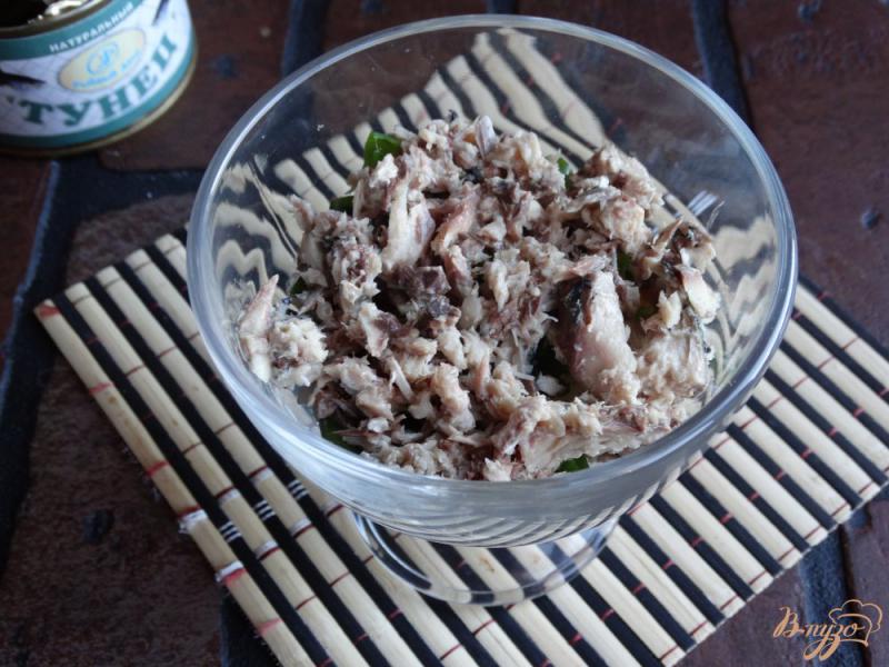 Фото приготовление рецепта: Салат с тунцом и рисом шаг №4