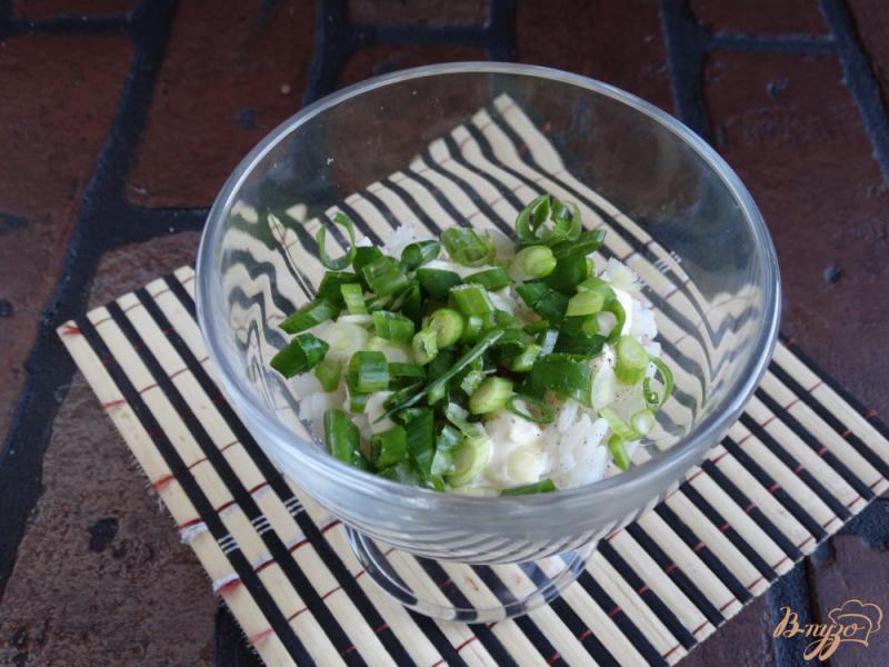 Фото приготовление рецепта: Салат с тунцом и рисом шаг №3