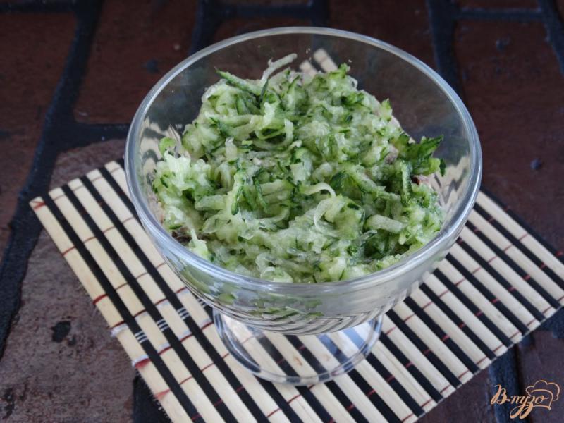 Фото приготовление рецепта: Салат с тунцом и рисом шаг №5