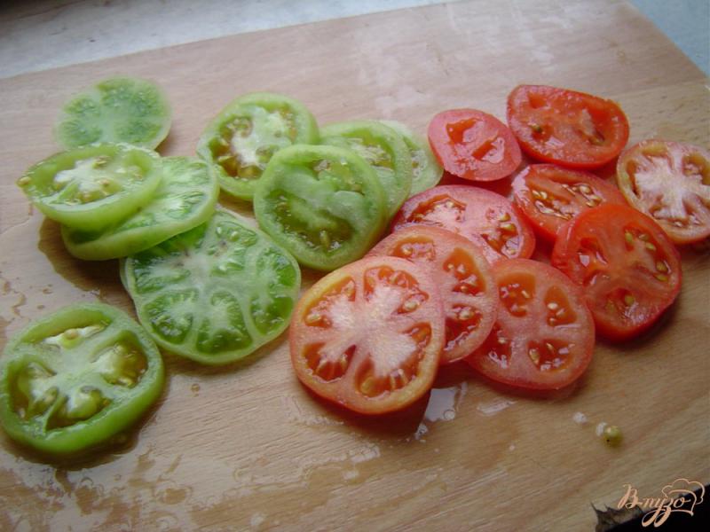 Фото приготовление рецепта: Салат с тунцом, морковью,зелеными и красными помидорами шаг №1