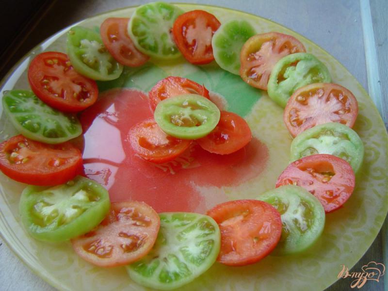 Фото приготовление рецепта: Салат с тунцом, морковью,зелеными и красными помидорами шаг №2