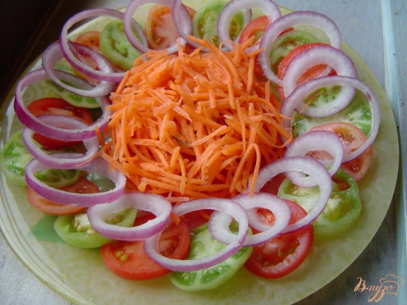 Фото приготовление рецепта: Салат с тунцом, морковью,зелеными и красными помидорами шаг №5