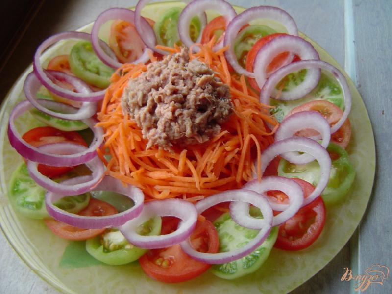 Фото приготовление рецепта: Салат с тунцом, морковью,зелеными и красными помидорами шаг №6