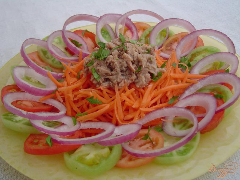 Фото приготовление рецепта: Салат с тунцом, морковью,зелеными и красными помидорами шаг №7