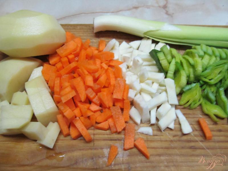 Фото приготовление рецепта: Овощной суп с горошком и ньокки шаг №1