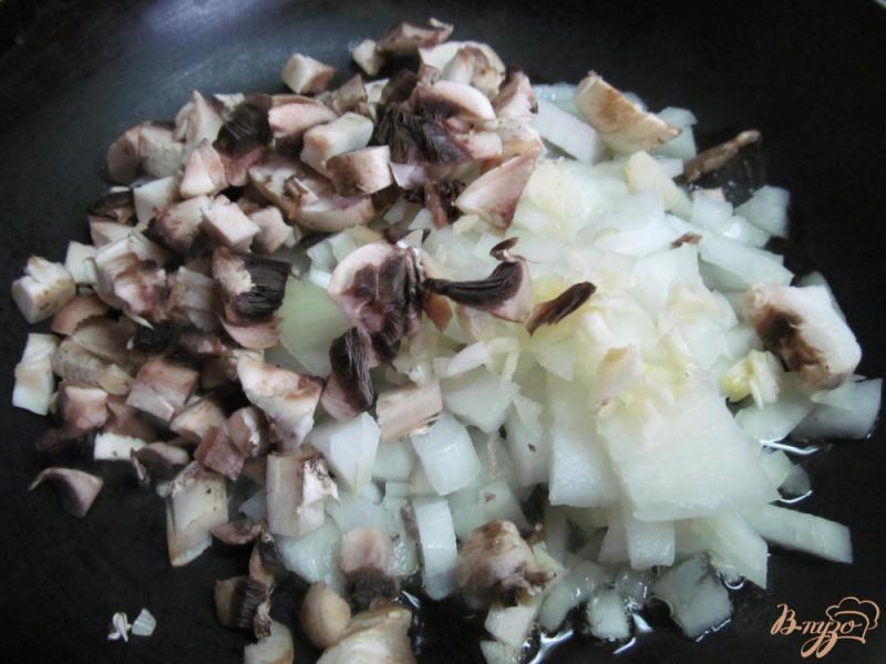 Фото приготовление рецепта: Соус из отваренного мяса и грибов шаг №1