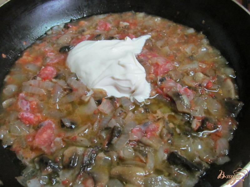 Фото приготовление рецепта: Соус из отваренного мяса и грибов шаг №4