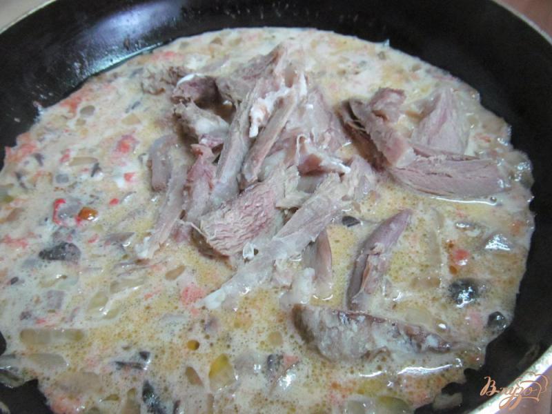 Фото приготовление рецепта: Соус из отваренного мяса и грибов шаг №5