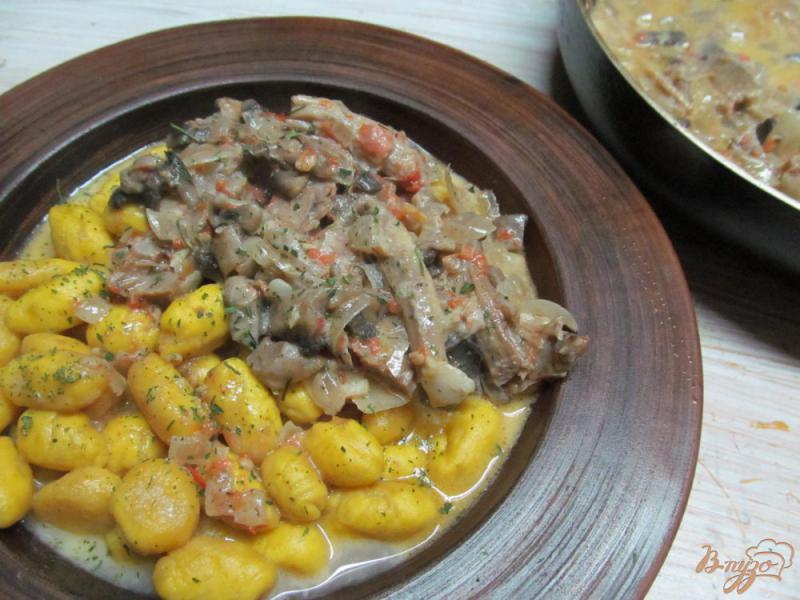 Фото приготовление рецепта: Соус из отваренного мяса и грибов шаг №8