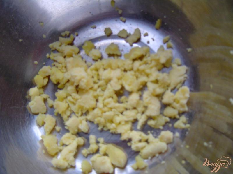 Фото приготовление рецепта: Яйца,фаршированные тунцом и зеленым луком шаг №2