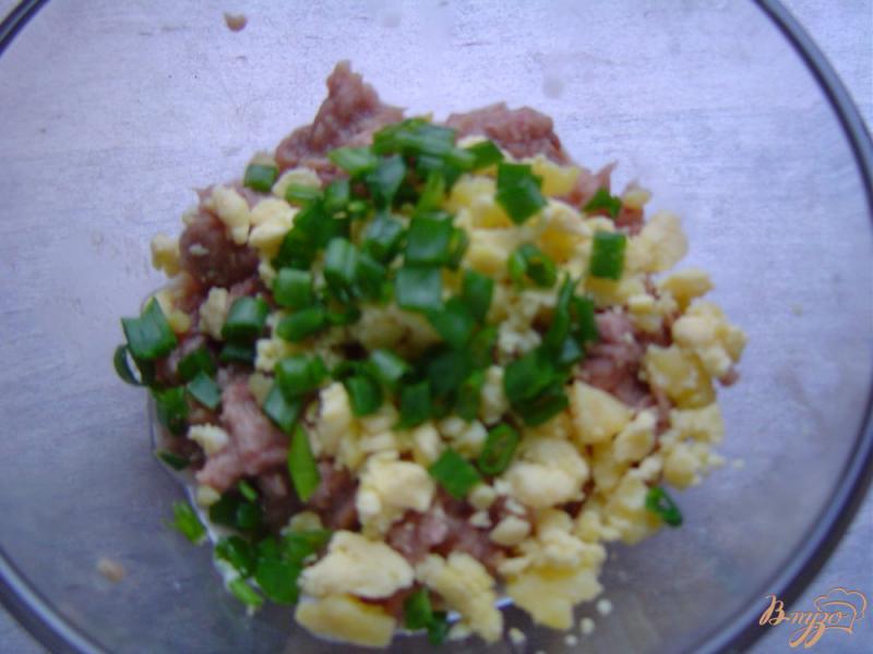 Фото приготовление рецепта: Яйца,фаршированные тунцом и зеленым луком шаг №4