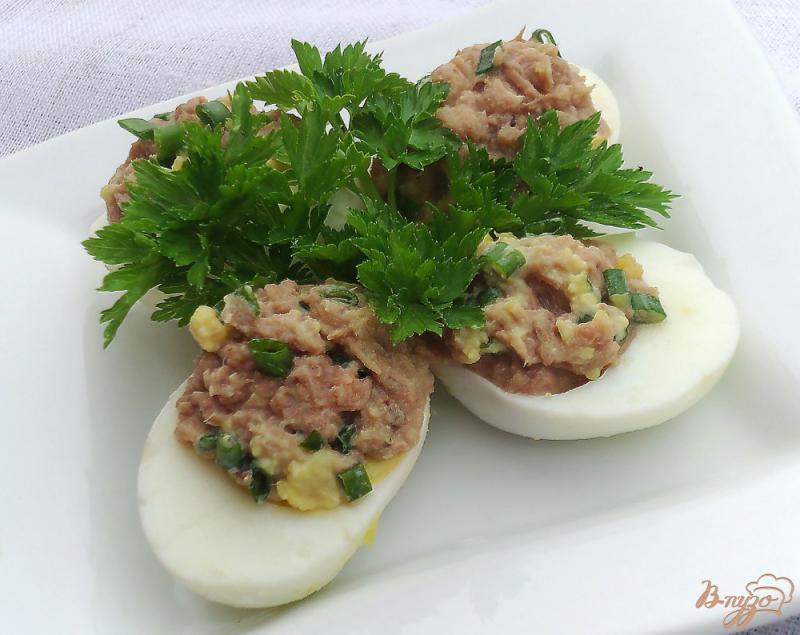 Фото приготовление рецепта: Яйца,фаршированные тунцом и зеленым луком шаг №5