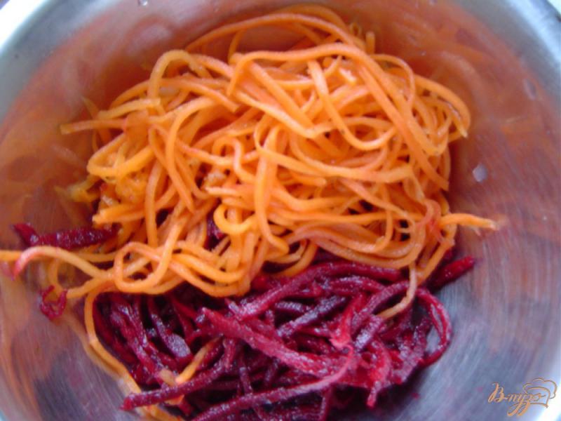 Фото приготовление рецепта: Салат из корейских моркови и свеклы с кукурузой и сухариками шаг №1