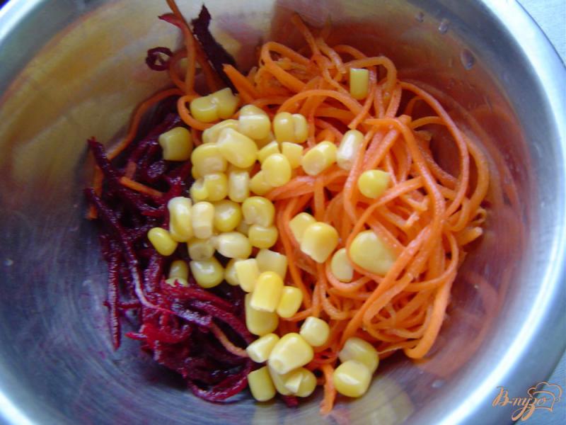 Фото приготовление рецепта: Салат из корейских моркови и свеклы с кукурузой и сухариками шаг №2