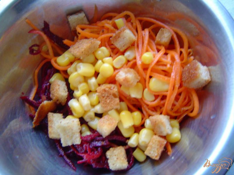 Фото приготовление рецепта: Салат из корейских моркови и свеклы с кукурузой и сухариками шаг №3