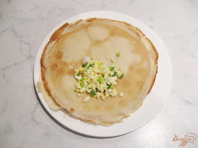 Фото приготовление рецепта: Блинчики с яйцом и зеленым луком шаг №4