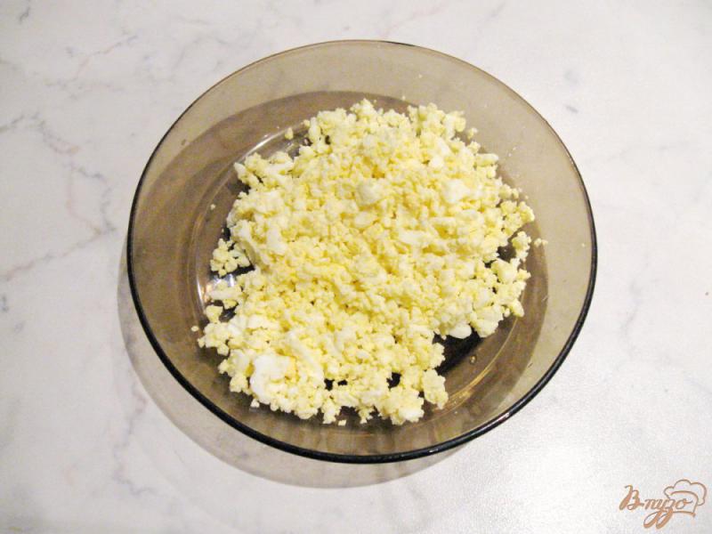 Фото приготовление рецепта: Блинчики с яйцом и зеленым луком шаг №2