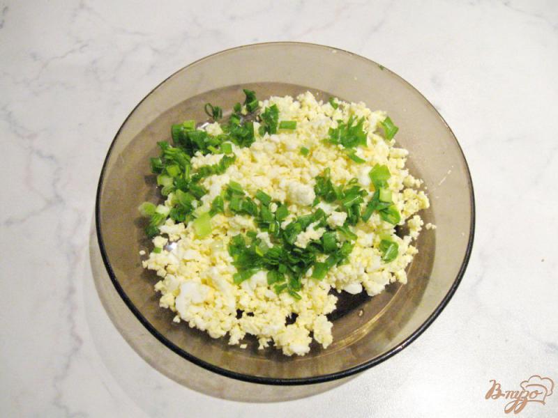 Фото приготовление рецепта: Блинчики с яйцом и зеленым луком шаг №3