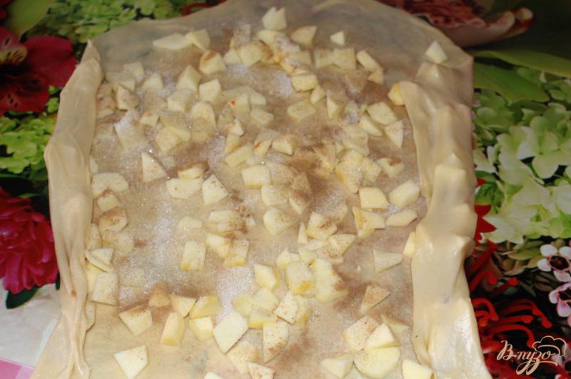 Фото приготовление рецепта: Штрудель с яблоками и абрикосами шаг №4