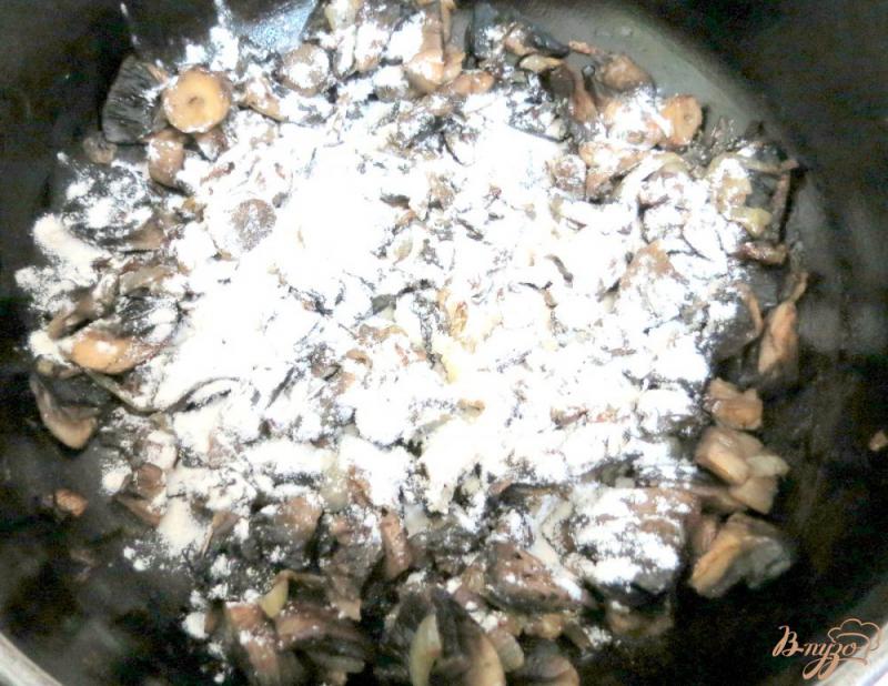Фото приготовление рецепта: Соус с шампиньонами и грибным порошком. шаг №6