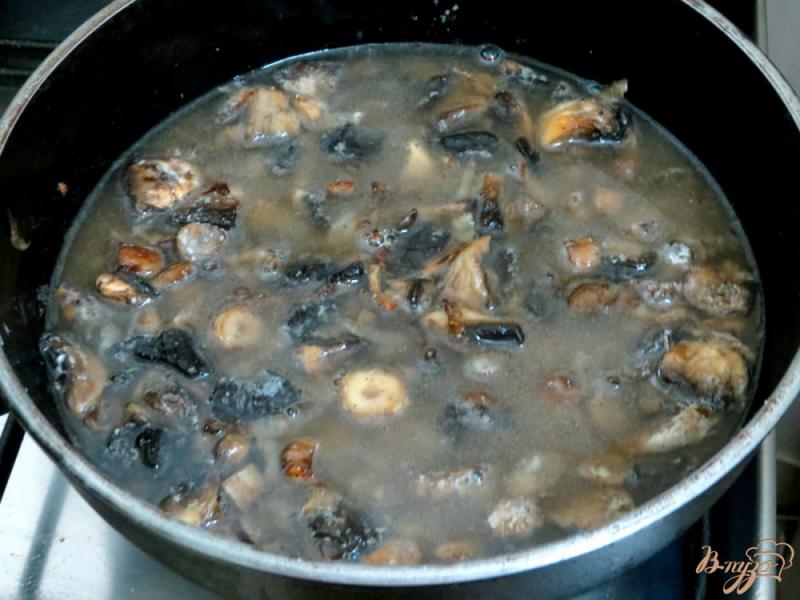 Фото приготовление рецепта: Соус с шампиньонами и грибным порошком. шаг №7