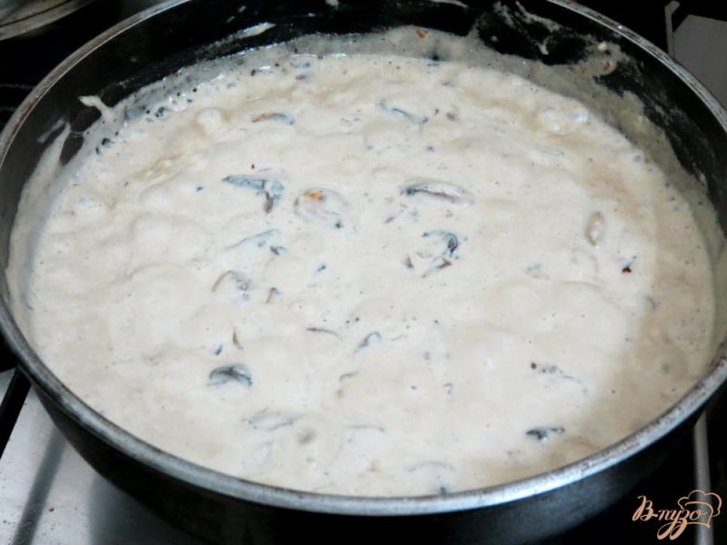 Фото приготовление рецепта: Соус с шампиньонами и грибным порошком. шаг №8