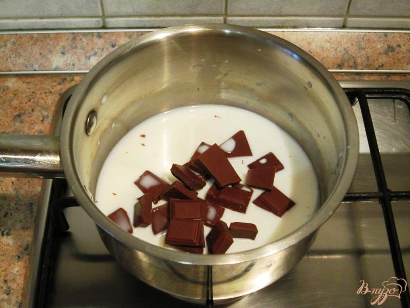 Фото приготовление рецепта: Кофе со сливками и шоколадом шаг №2