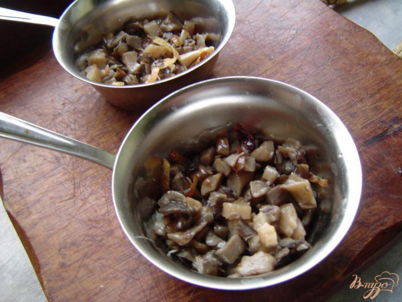 Фото приготовление рецепта: Жульен с курицей, грибами и баклажанами шаг №4