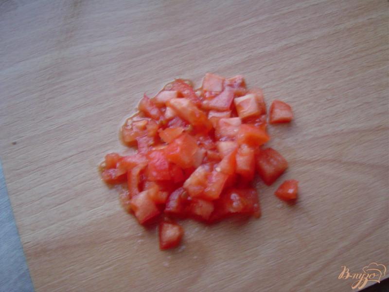 Фото приготовление рецепта: Салат из печени трески, помидора, редиса с соевым соусом шаг №2
