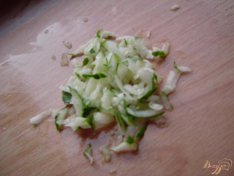 Фото приготовление рецепта: Салат из печени трески, помидора, редиса с соевым соусом шаг №4