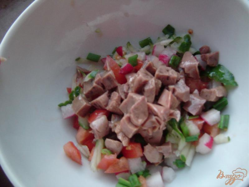 Фото приготовление рецепта: Салат из печени трески, помидора, редиса с соевым соусом шаг №5