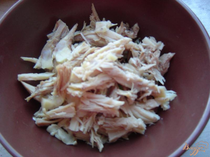 Фото приготовление рецепта: Салат из куриного мяса, сыра и граната шаг №2