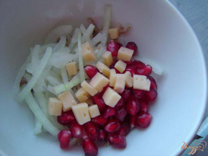 Фото приготовление рецепта: Салат из куриного мяса, сыра и граната шаг №5