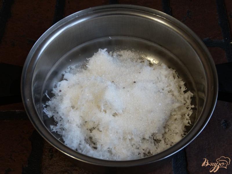 Фото приготовление рецепта: Кокосовая стружка и кокосовое молоко в домашних условиях шаг №7