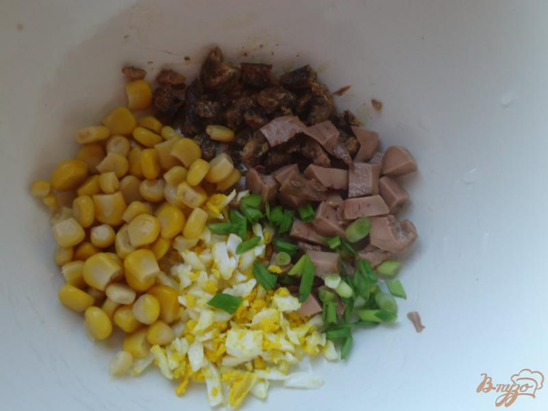 Фото приготовление рецепта: Салат с печенью трески, шпротами, яйцом, кукурузой и зернами граната шаг №3