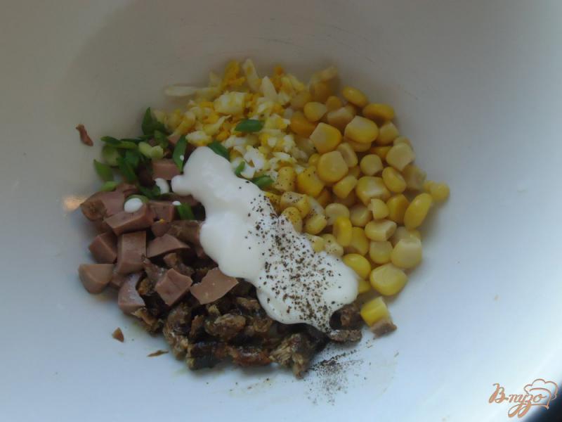Фото приготовление рецепта: Салат с печенью трески, шпротами, яйцом, кукурузой и зернами граната шаг №4