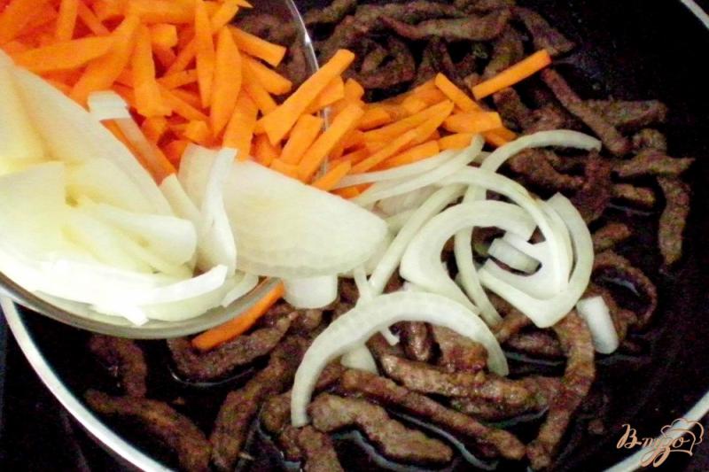 Фото приготовление рецепта: Бефстроганов с морковкой, на сметане шаг №3
