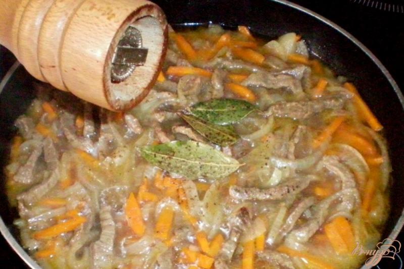 Фото приготовление рецепта: Бефстроганов с морковкой, на сметане шаг №7